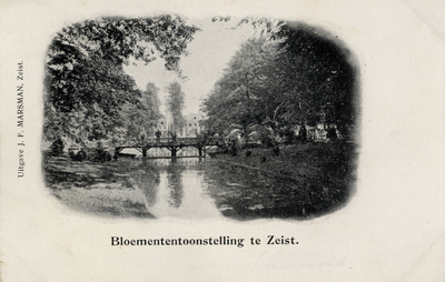 16210 Gezicht op een singel met rustieke brug in een park tijdens een bloemententoonstelling te Zeist.